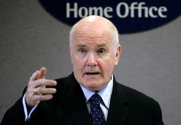 Ευρωπαίοι υπουργοί συζητούν και αναζητούν ασφάλεια μετά τη συνωμοσία στη Βρετανία