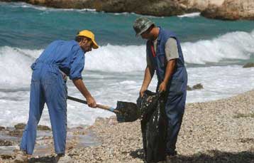 Ρύπανση δύο χιλιομέτρων προκάλεσε η πετρελαιοκηλίδα στη Σαλαμίνα