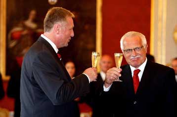 Η σειρά του κεντροδεξιού Μίρεκ Τοπολάνεκ να προσπαθήσει να κυβερνήσει στην Τσεχία