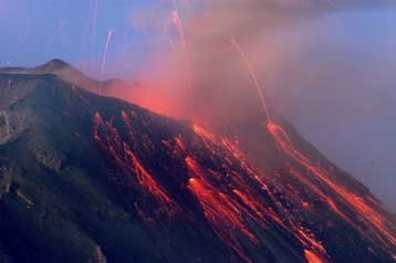 Ένας νεκρός και δεκάδες αγνοούμενοι από έκρηξη ηφαιστείου στον Ισημερινό