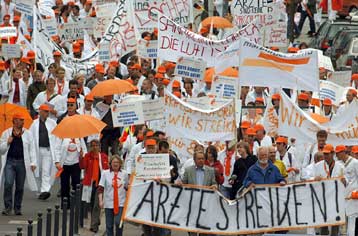 Τέλος στις απεργιακές κινητοποιήσεις εβδομάδων έβαλαν οι γιατροί στη Γερμανία