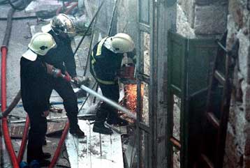 Πυρκαγιά σε δύο κέντρα διασκέδασης στην παραλιακή