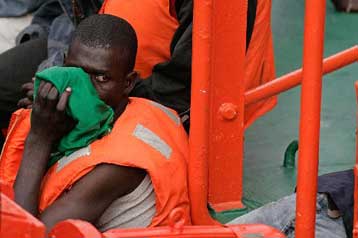 Πρωτοφανές κύμα λαθρομεταναστών φέρνει σε αδιέξοδο τις Αρχές στα Κανάρια Νησιά