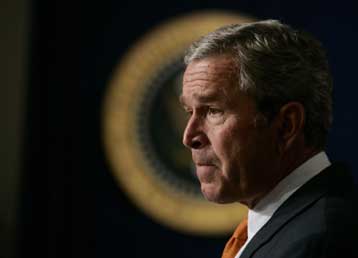 Στην αντεπίθεση η κυβέρνηση Μπους για τη συνέχιση των τηλεφωνικών παρακολουθήσεων