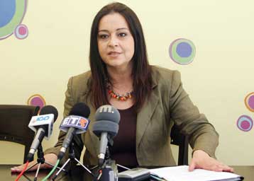 Με υπόμνημα απαντά στην καταγγελία για τις προεκλογικές αφίσες η Χρύσα Αράπογλου