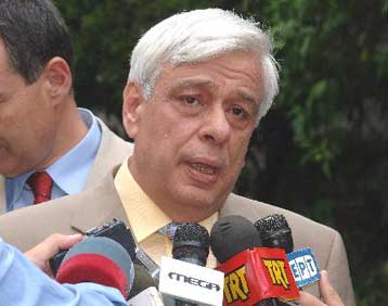 Συνενώσεις νομαρχιών και ψήφο στους μετανάστες προαναγγέλλει ο Πρ.Παυλόπουλος