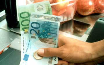 Αδικαιολόγητα υψηλές τιμές σε προϊόντα και υπηρεσίες πληρώνουν οι Έλληνες πολίτες