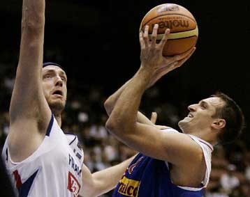 Πολύ σκληρή για να πεθάνει η Γαλλία, 65-61 τη Σερβία Μαυροβούνιο