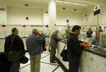 Υψηλές προμήθειες σε καθημερινές συναλλαγές επιβάλλουν οι τράπεζες