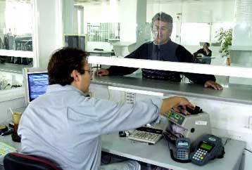 Αύξηση της προκαταβολής φόρου από τις επιχειρήσεις εξετάζει η κυβέρνηση