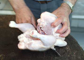 Πάνω από 700 κιλά κοτόπουλου που προοριζόταν για το Τζάνειο κατέσχεσε η Νομαρχία Πειραιά