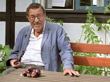 Εξηγήσεις για το παρελθόν του στα SS δίνει με επιστολή του ο Γκίντερ Γκρας