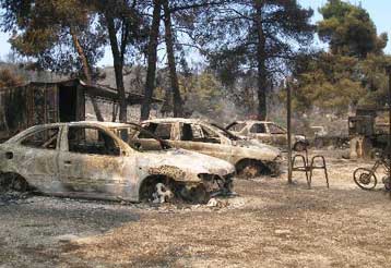 Στο νοτιοδυτικό άκρο της Κασσάνδρας περιορίζεται το μέτωπο της φωτιάς στη Χαλκιδική