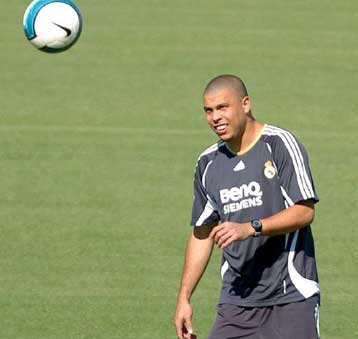 O Ρονάλντο παίρνει το δρόμο για τη Μίλαν μετά την πρόκρισή της στο Champions League