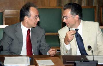 Δεν υπήρξε ολιγωρία στην αντιμετώπιση των πυρκαγιών, τονίζει η κυβέρνηση