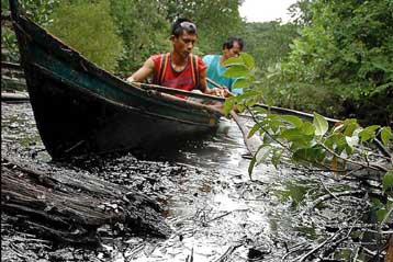 Πετρελαιοκηλίδα προκαλεί τη χειρότερη οικολογική καταστροφή των Φιλιππίνων