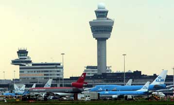 Αεροπλάνο επέστρεψε στο Αμστερνταμ συνοδεία μαχητικών – Συνελήφθησαν 12 άτομα