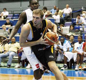 Νοβίτσκι-Αγκόλα 108-103 και δεύτερη θέση για τη Γερμανία στην τρίτη παράταση