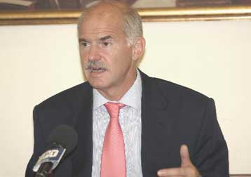 Σε υψηλούς τόνους συνεχίζει την κριτική του προς την κυβέρνηση ο Γ.Παπανδρέου