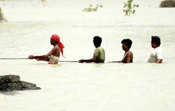 Εκατοντάδες νεκροί από τις καταρρακτώδεις βροχές σε ινδικό κρατίδιο