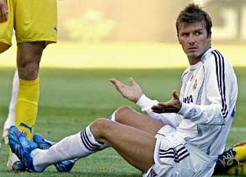 Ο Μπέκαμ μένει στην Ρεάλ μέχρι το 2009, λέει ο Καλντερόν-Τον διαψεύδει ο Αγγλος