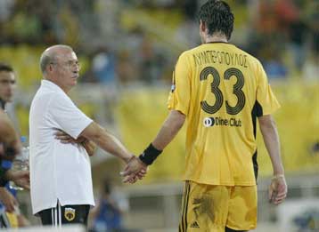 Παρατηρήσεις σε έντονο ύφος από τον Φερέρ στους παίκτες της ΑΕΚ