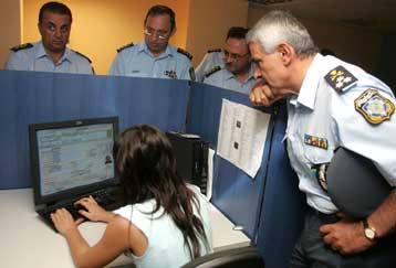 Παρουσιάστηκαν τα νέα μηχανήματα για την έκδοση διαβατηρίων με μικροτσίπ