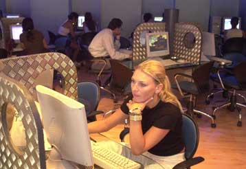 Σε λάτρεις του Ίντερνετ αναδεικνύονται οι Έλληνες έφηβοι