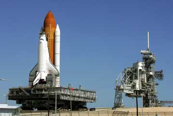 Πίσω στην εξέδρα εκτόξευσης το διαστημικό λεωφορείο Atlantis