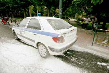 Αγνωστοι πυρπόλησαν περιπολικό κοντά στα δικαστήρια της Ευελπίδων