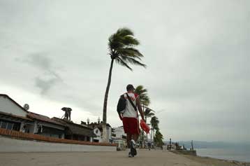 Χιλιάδες Μεξικάνοι εγκαταλείπουν τις εστίες τους, καθώς πλησιάζει ο τυφώνας John