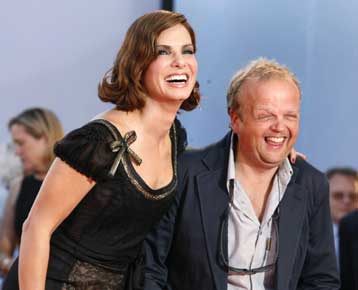 Το φιλί του «Infamous» και το «Hollywooland» ξεχώρισαν την Πέμπτη στη Μόστρα