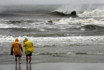 Τη Βόρεια και Νότια Καρολίνα πλήττει η τροπική καταιγίδα Ερνέστο