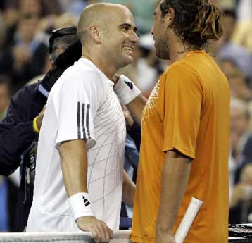 O Aγκάσι έβγαλε νοκ άουτ τον Παγδατή και συνεχίζει στο τελευταίο Open του