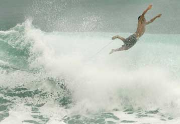 Εξασθενημένος προσεγγίζει τις ακτές του Μεξικού ο τυφώνας John