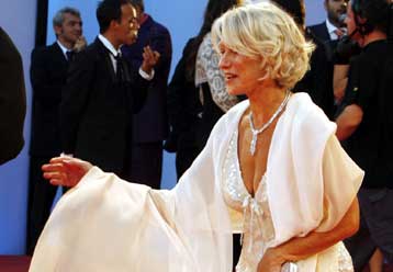 «Αρωμα» βραβείων στη Μόστρα με μια βασίλισσα εν μέσω μοναχικών προσώπων