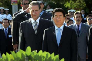 Στεφάνι για τους Έλληνες πεσόντες στον πόλεμο της Κορέας από τον Κορεάτη πρόεδρο