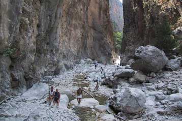 Δίχτυα προστασίας από τις κατολισθήσεις των βράχων στο Φαράγγι της Σαμαριάς