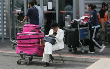 Παρατείνεται η κράτηση οκτώ ατόμων για τη συνωμοσία στα βρετανικά αεροδρόμια