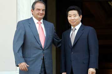 Αριστες διμερείς σχέσεις διαπίστωσαν ο Κ.Καραμανλής και ο κορεάτης πρόεδρος Ρο Μου Χιουν