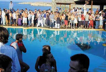 Φοροδιαφεύγει μία στις δύο επιχειρήσεις στα νησιά