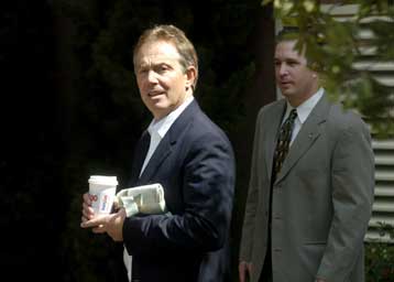 Χιονοστιβάδα παραιτήσεων Βρετανών υφυπουργών που ζητούν την αποχώρηση του Μπλερ