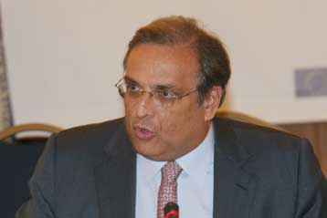 Το υπουργείο Ανάπτυξης παραπέμπει το ΙΝΚΑ στον εισαγγελέα για τις τιμές στα σχολικά