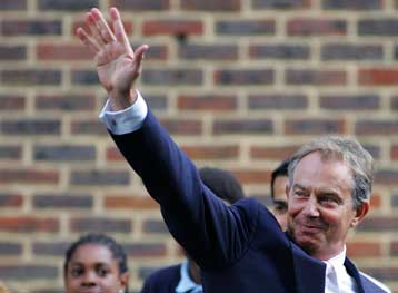 Αποχώρηση εντός ενός έτους προανήγγειλε ο Τόνι Μπλερ