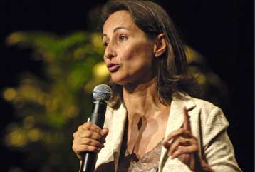 Νέο πεδίο αντιπαράθεσης Σεγκολέν Ρουαγιάλ με τους «μνηστήρες» του χρίσματος