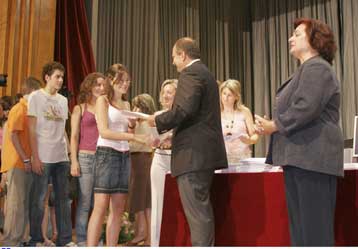 Με ηλεκτρονικούς υπολογιστές βράβευσε τους αριστούχους μαθητές ο πρωθυπουργός