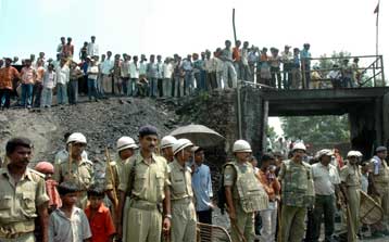 Νεκροί και οι 50 παγιδευμένοι ανθρακωρύχοι στην Ινδία