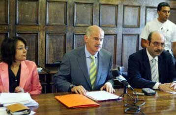 «Τα ψίχουλα της τελευταίας στιγμής» δεν είναι κοινωνική πολιτική, λέει το ΠΑΣΟΚ