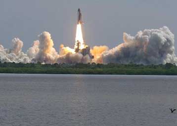 Το διαστημικό λεωφορείο Atlantis ξεκίνησε το ταξίδι του στο Διεθνή Διαστημικό Σταθμό