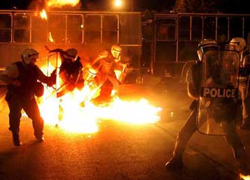 Εκτεταμένα επεισόδια και συγκρούσεις με την Αστυνομία στη Θεσσαλονίκη